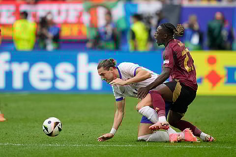 Adrien Rabiot and Jeremy Doku fight for the ball